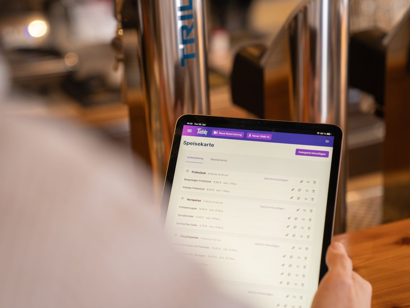Speisekarte in Tably auf dem Tablet an der Schank