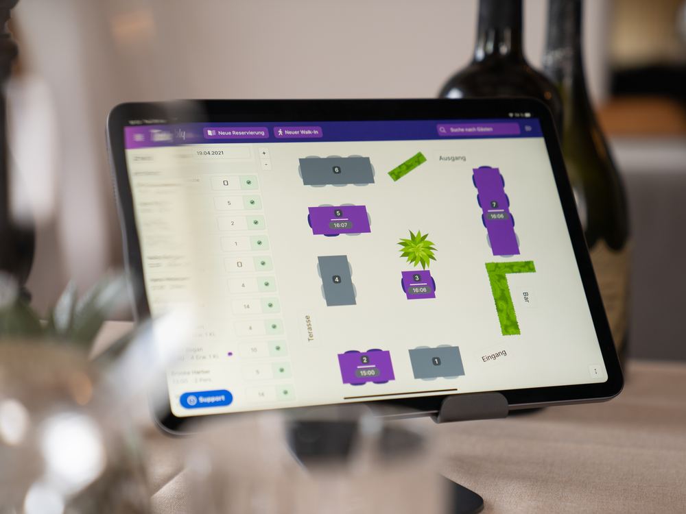 Grafischer Tischplan auf dem Tablet