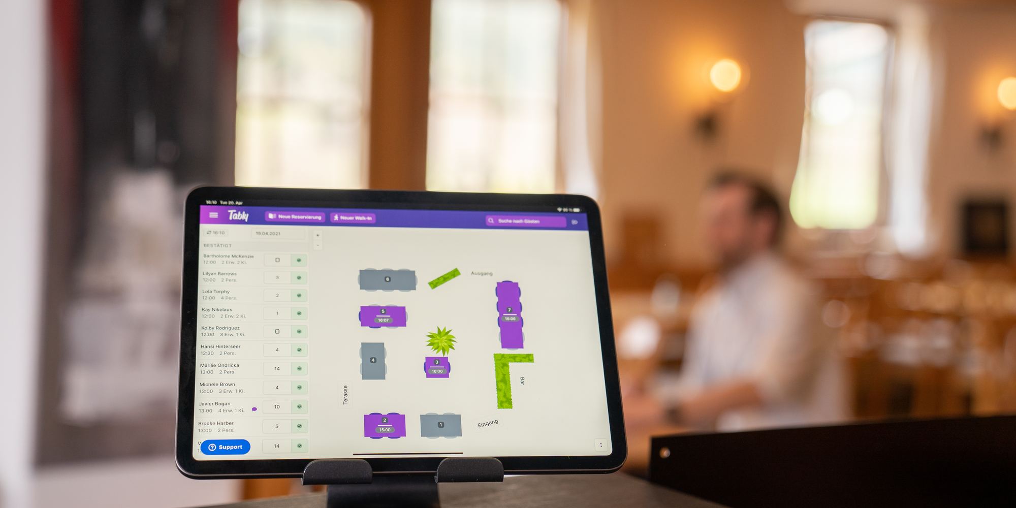 Tably mit grafischem Tischplan auf einem Tablet im Gastraum