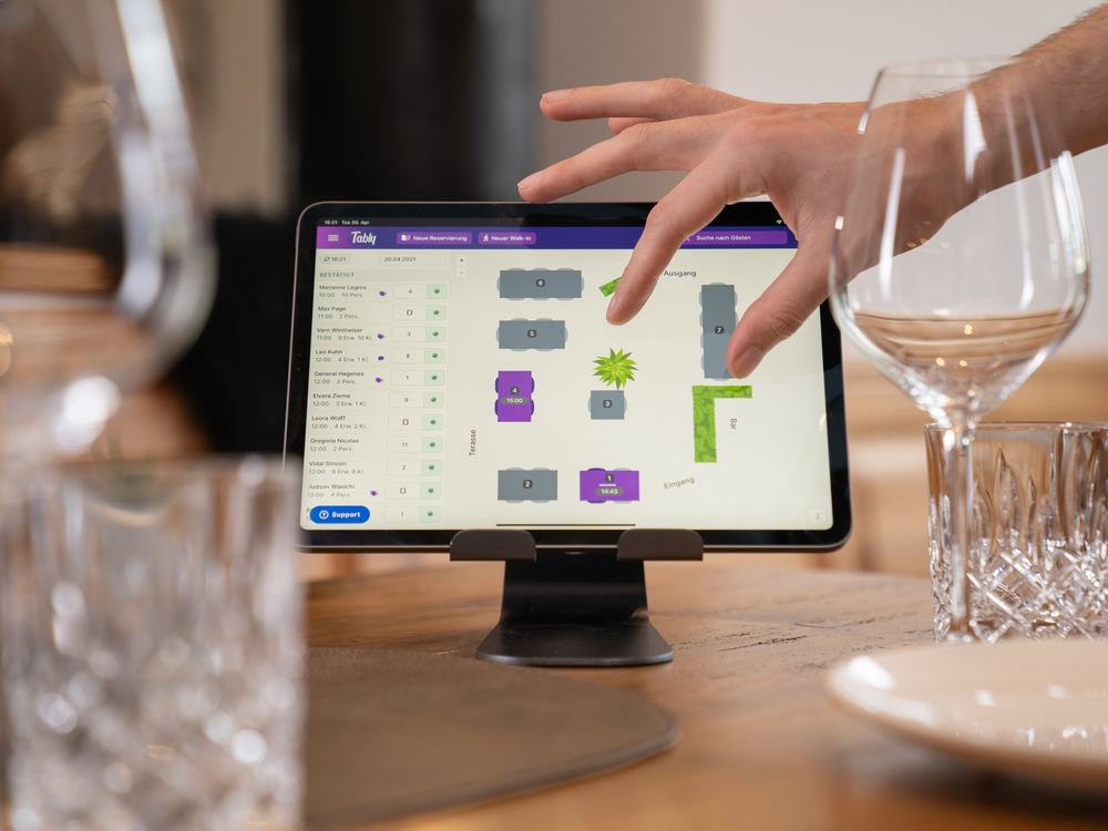Grafischer Tischplan auf einem Tablet im Restaurant