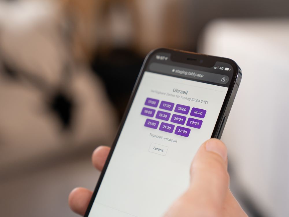 Gast reserviert über das Tably-Widget am Smartphone